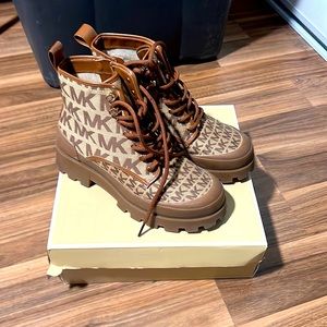Almost new ! MK short boots.